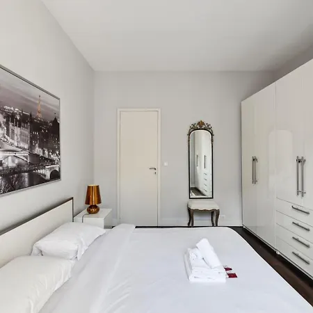 Bnbnook - Stylish 1br - Heart Of Golden Triangle Apartment *